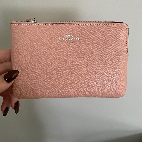 💖Brand New Coach Pink Petal Zip Wristlet 💖 - Picture 2 of 6